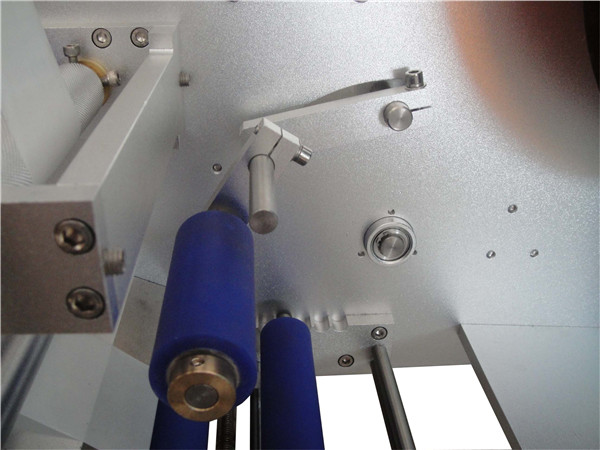 Vertical round bottle labeling machine with date printer